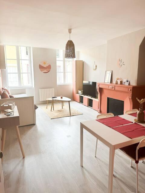 Food And Chill - Deux Appartements Hypercentre - 1 Theme Cinema - By Primo C0Nciergerie トゥールニュ エクステリア 写真