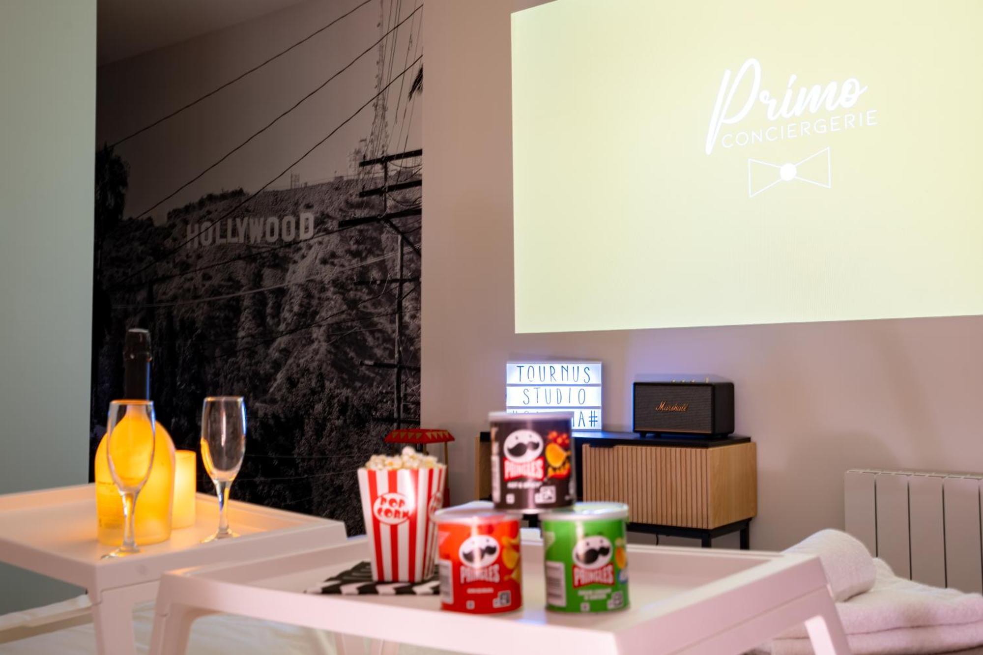 Food And Chill - Deux Appartements Hypercentre - 1 Theme Cinema - By Primo C0Nciergerie トゥールニュ エクステリア 写真